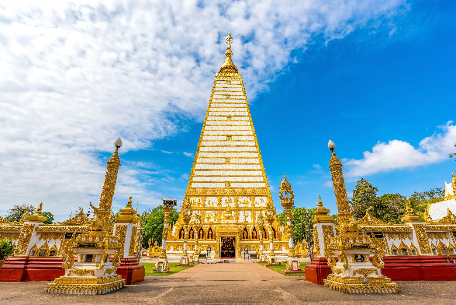 phra-that-nong-bua-ubon-ratchathani-thailand.jpg