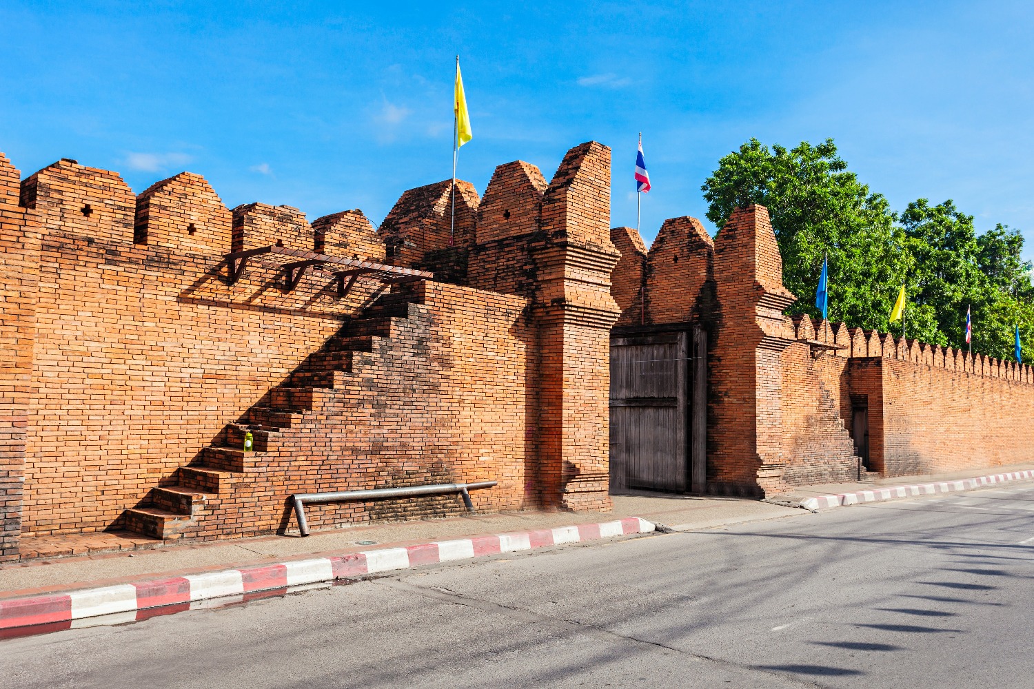 tha-phae-gate-tapae-gate-is-chiangmai-s-main-entrance-old-walled-city-chiangmai-.jpg