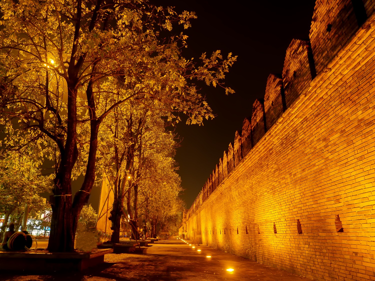 tha-phae-gate-tapae-gate-is-chiangmai-s-main-entrance-old-walled-city-chiangmai-.jpg