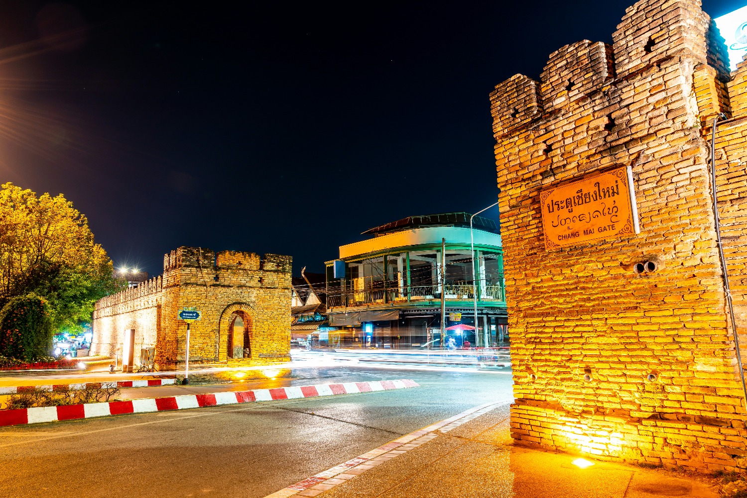 tha-phae-gate-tapae-gate-is-chiangmai-s-main-entrance-old-walled-city-chiangmai-.jpg