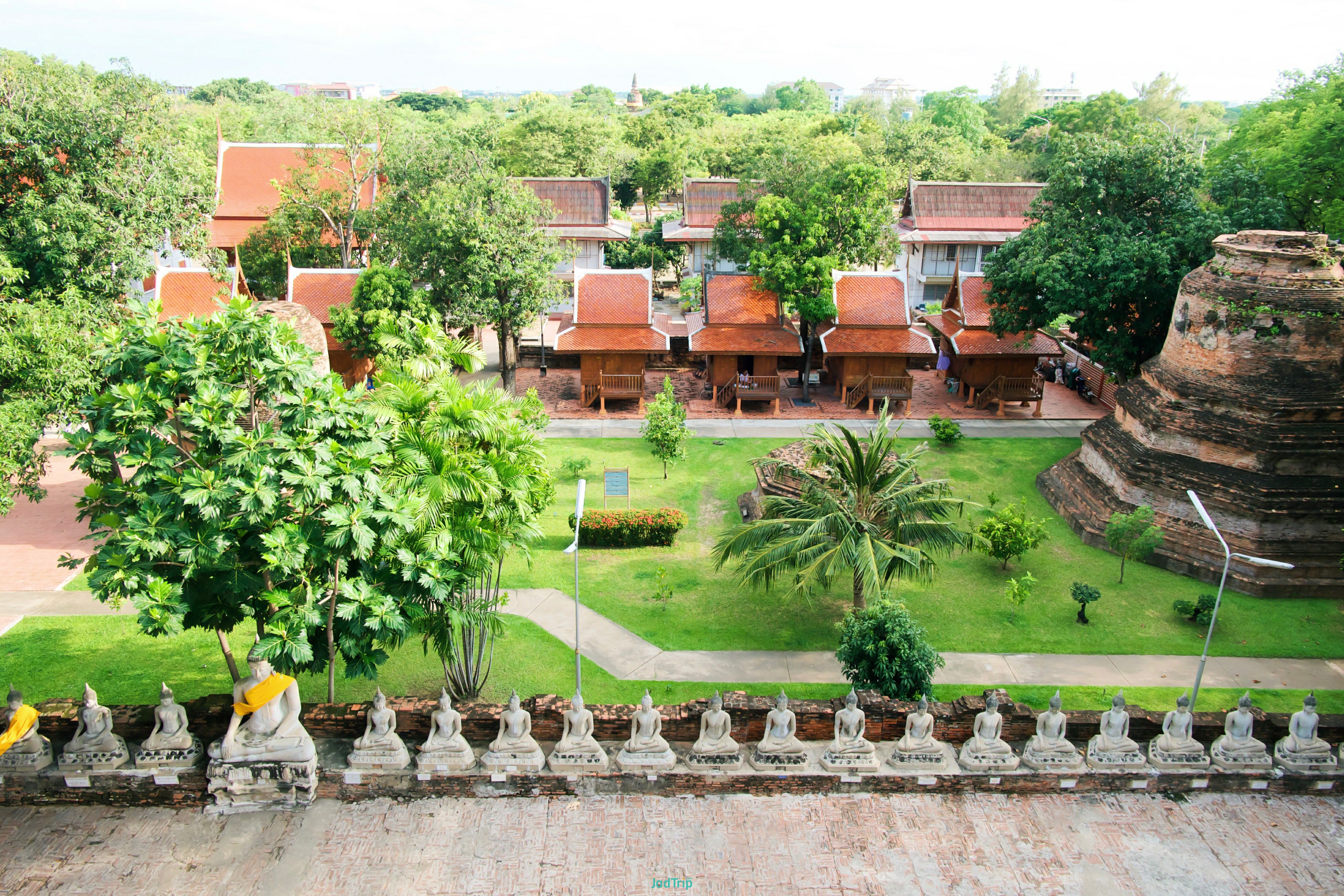 row-buddha-statue-pagoda-wat-yai-chaimongkol-ayutthaya-thailand.jpg
