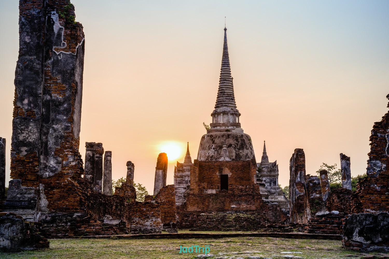 wihan-phra-mongkol-bophit-thai-chapel-image-hall-near-wat-phra-si-sanphet-temple.jpg