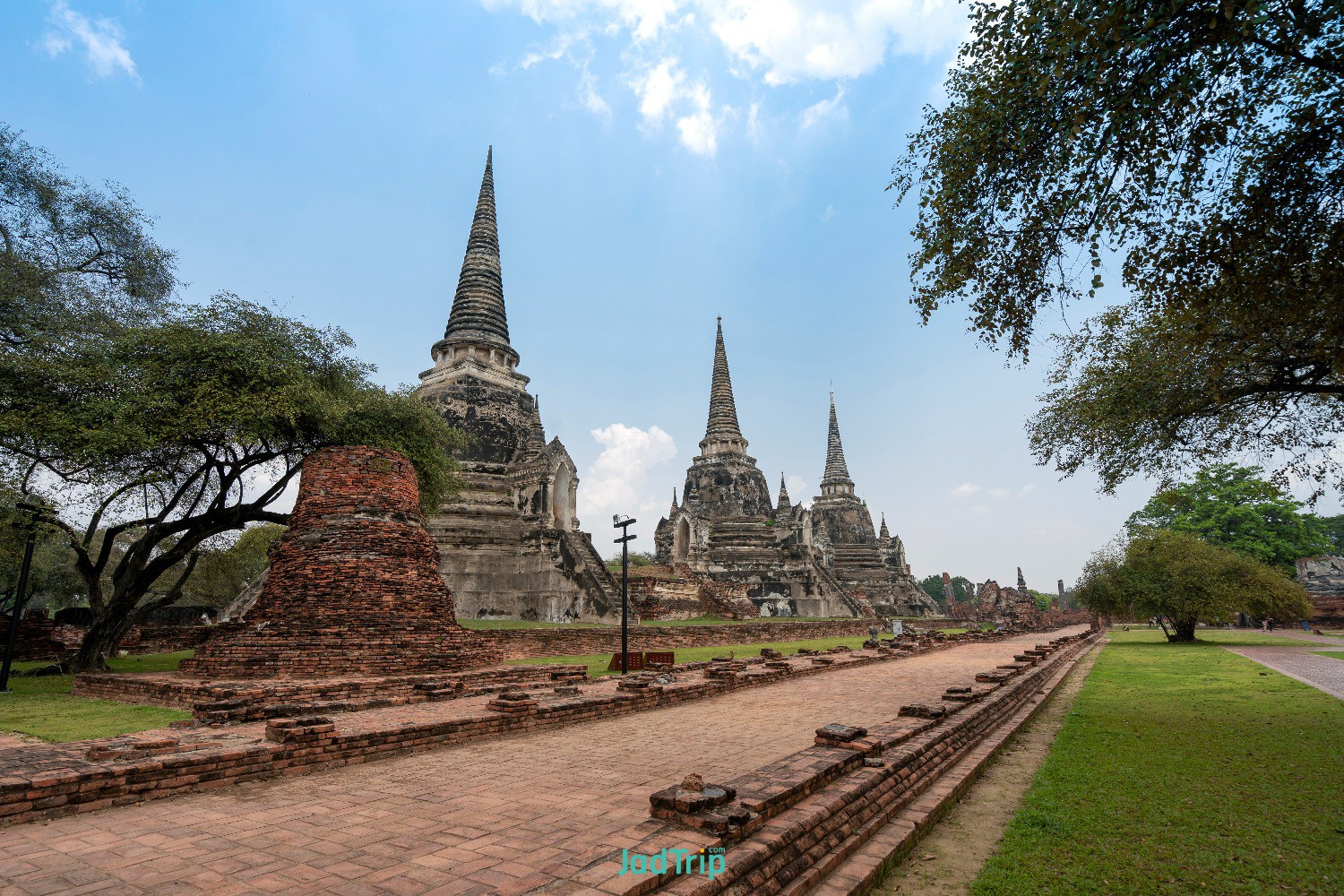 wihan-phra-mongkol-bophit-thai-chapel-image-hall-near-wat-phra-si-sanphet-temple.jpg