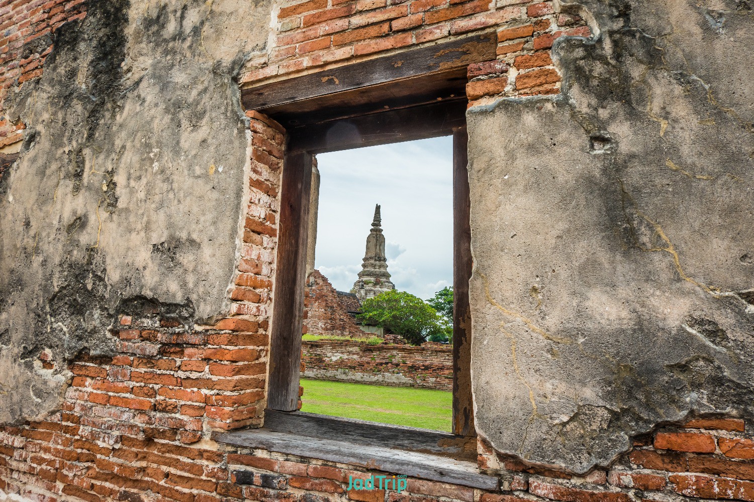 young-novice-monk-walking-meditation-wat-phutthaisawan-temple-ayutthaya-thailand.jpg