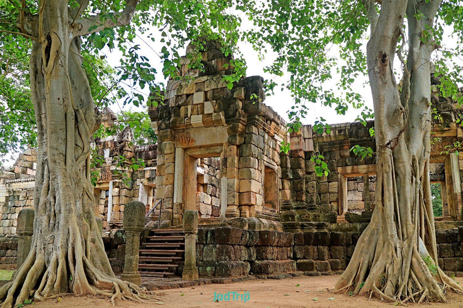 amazing-ancient-khmer-temple-ruins-prasat-sdok-kok-thom-sa-kaeo-province-thailand.jpg