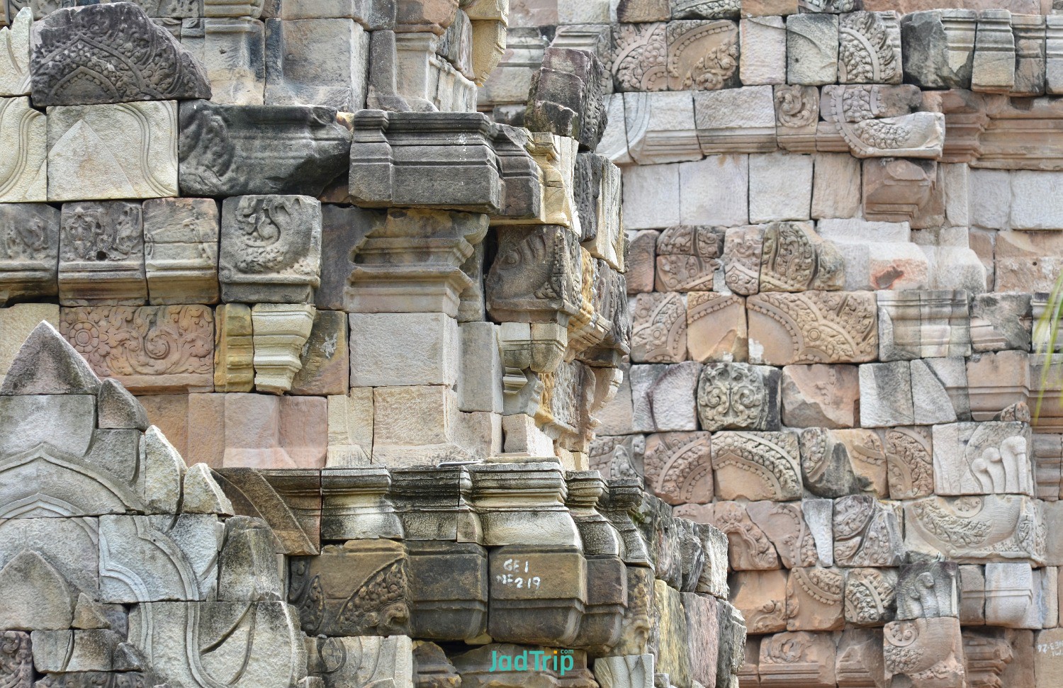 walkway-sdok-kok-thom-stone-castle-combodia-style.jpg