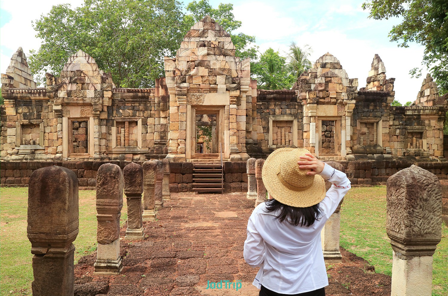 walkway-sdok-kok-thom-stone-castle-combodia-style.jpg