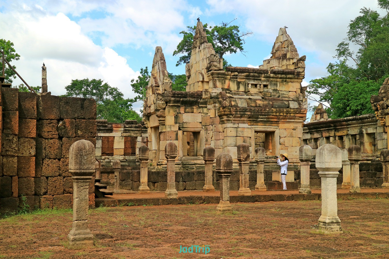 walkway-sdok-kok-thom-stone-castle-combodia-style.jpg