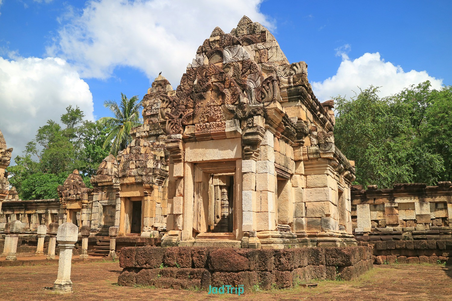 walkway-sdok-kok-thom-stone-castle-combodia-style.jpg