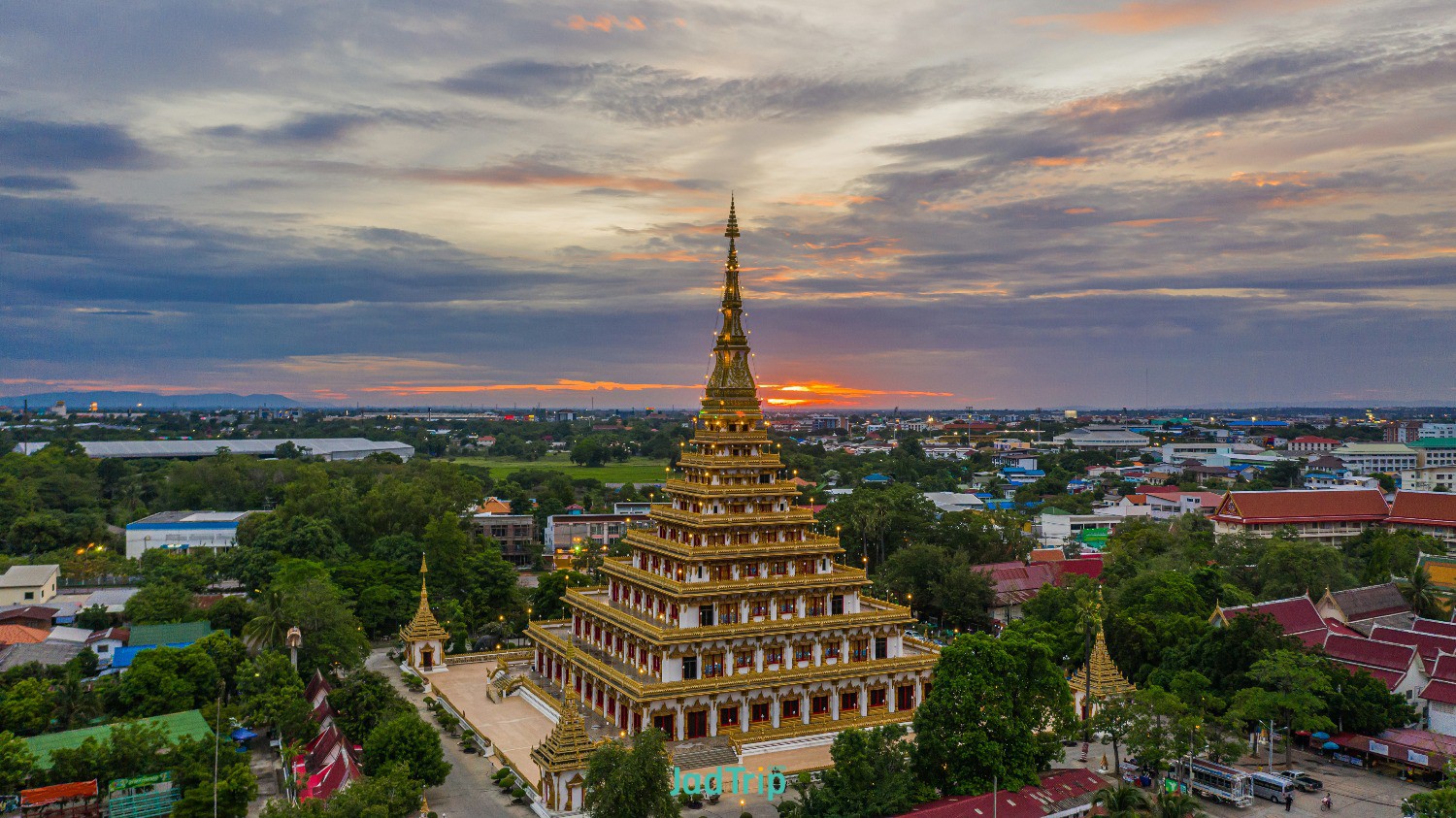 reflection-phra-mahathat-kaen-nakhon-inthailand.jpg