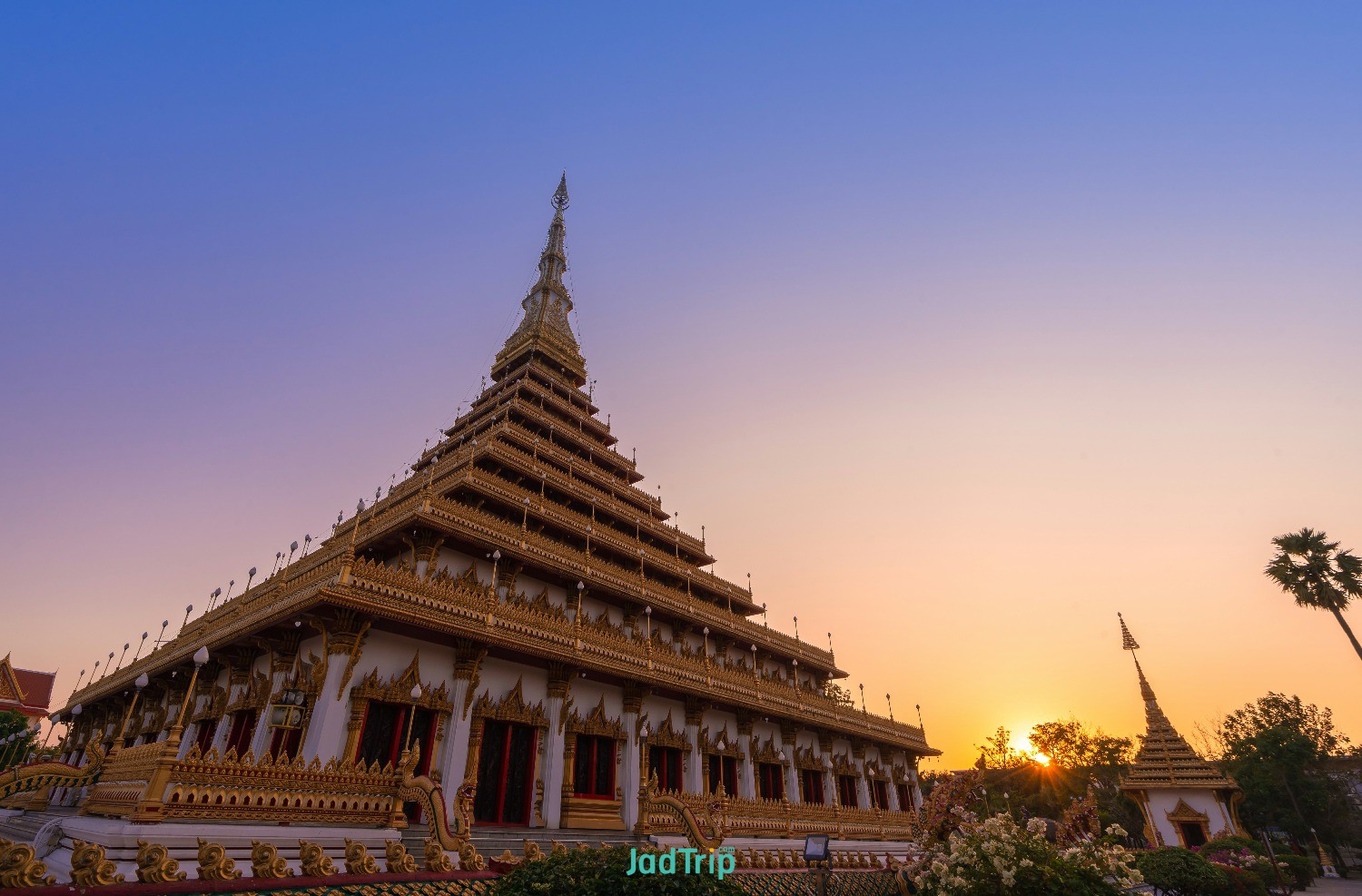 reflection-phra-mahathat-kaen-nakhon-inthailand.jpg