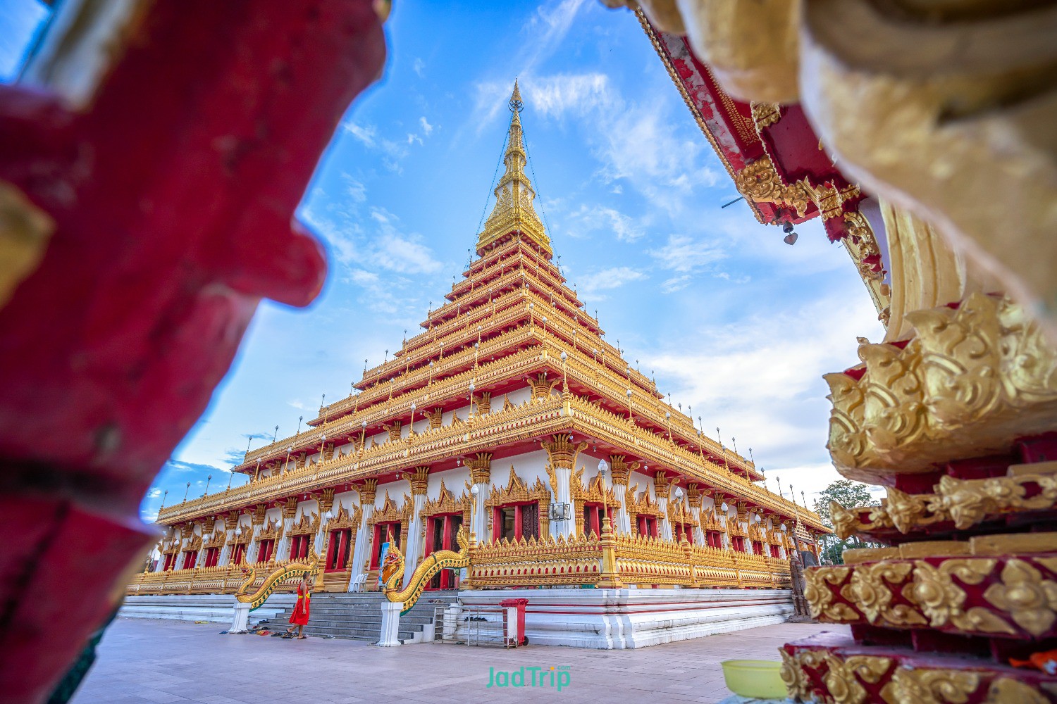 reflection-phra-mahathat-kaen-nakhon-inthailand.jpg
