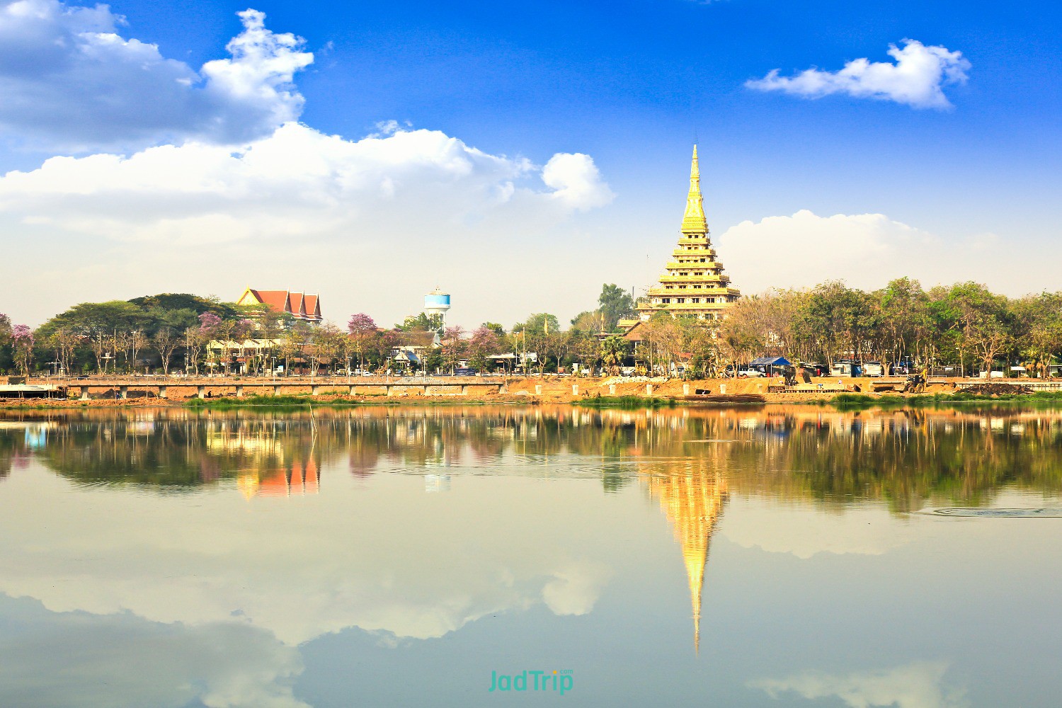 reflection-phra-mahathat-kaen-nakhon-inthailand.jpg