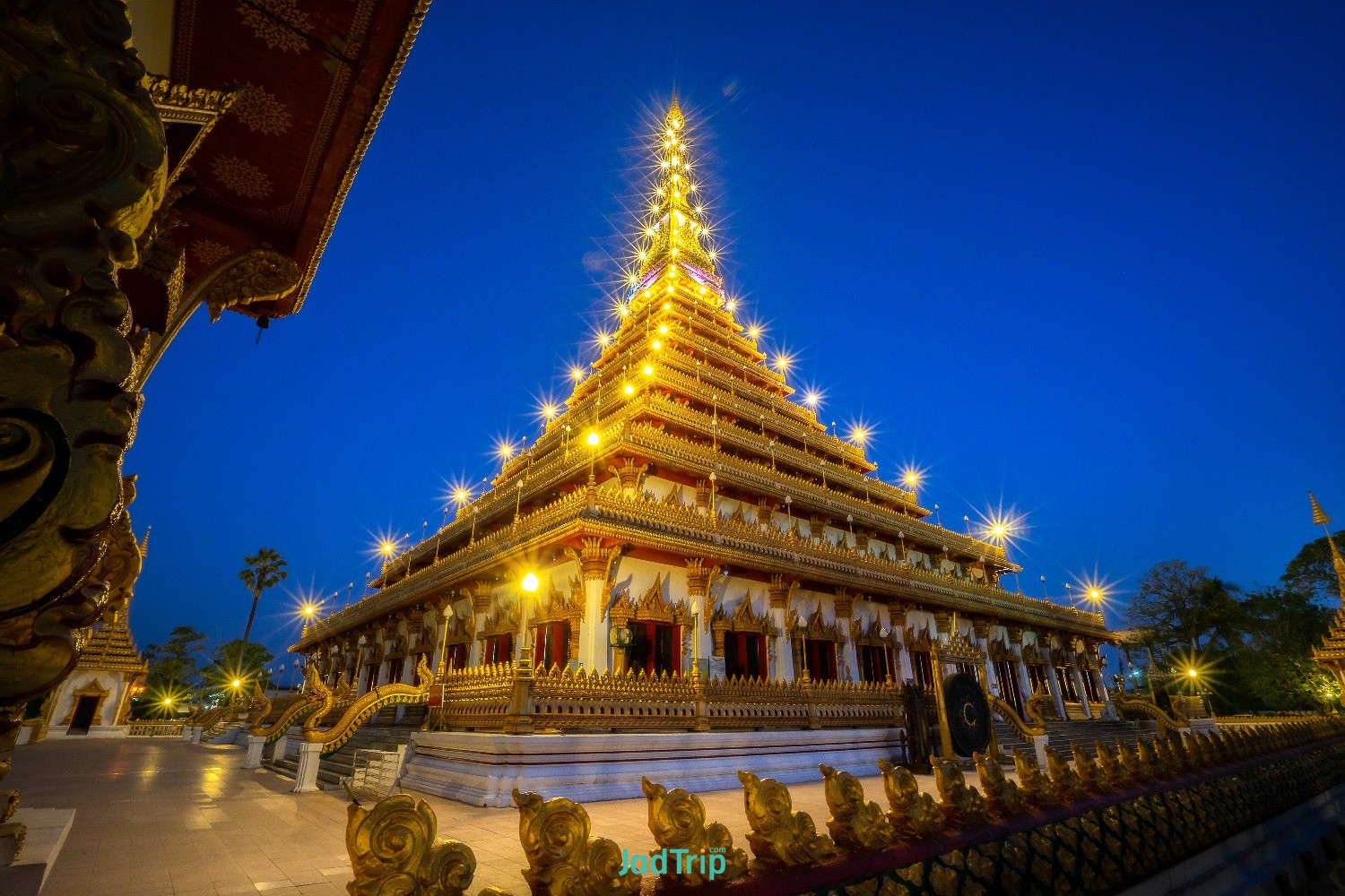 reflection-phra-mahathat-kaen-nakhon-inthailand.jpg