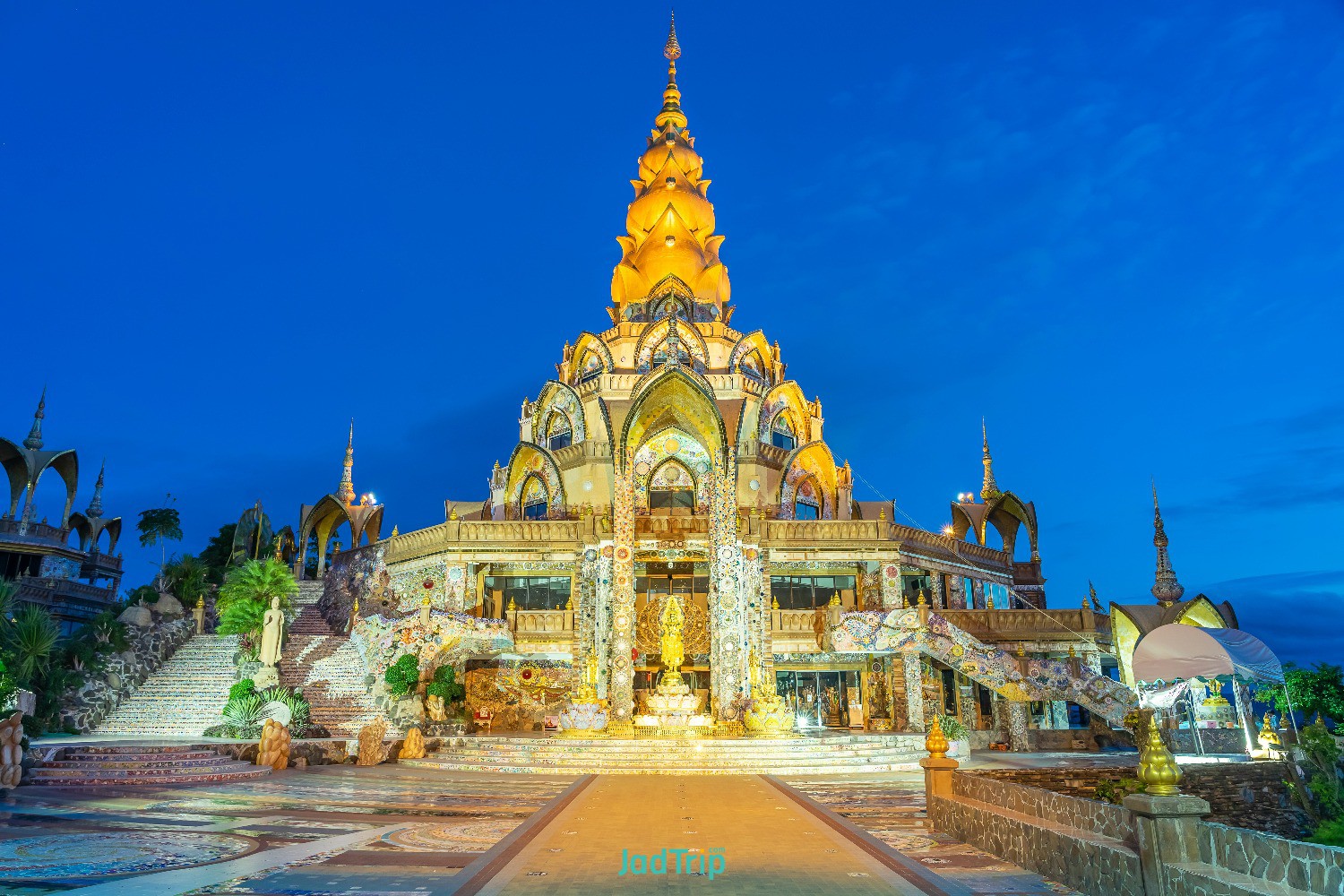 decoration-surrounding-area-big-main-pagoda-wat-phra-that-pha-son-kaew-temple-ph.jpg