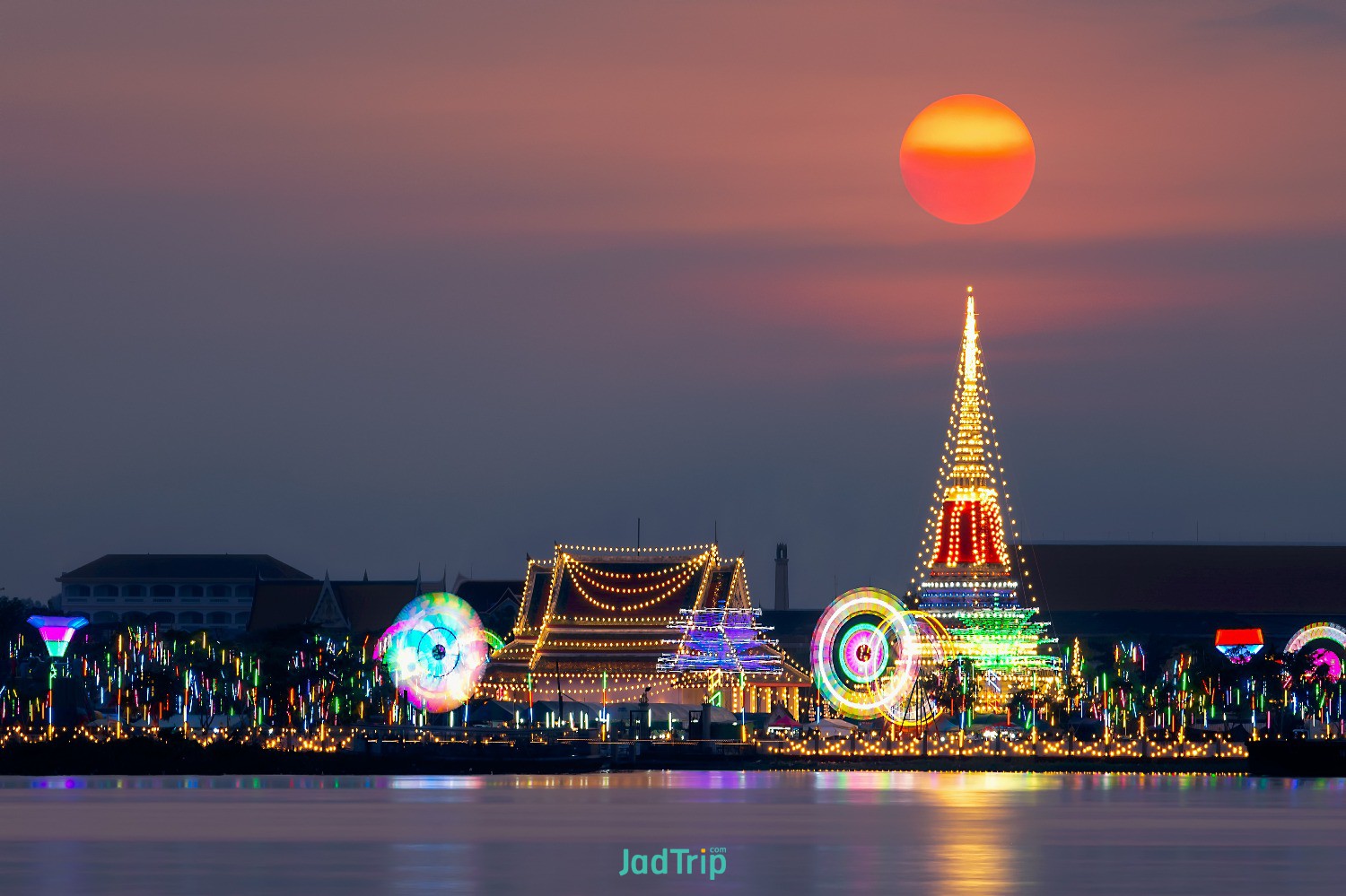 beautiful-sunset-scene-phra-samut-chedi-samut-prakan-thailand.jpg