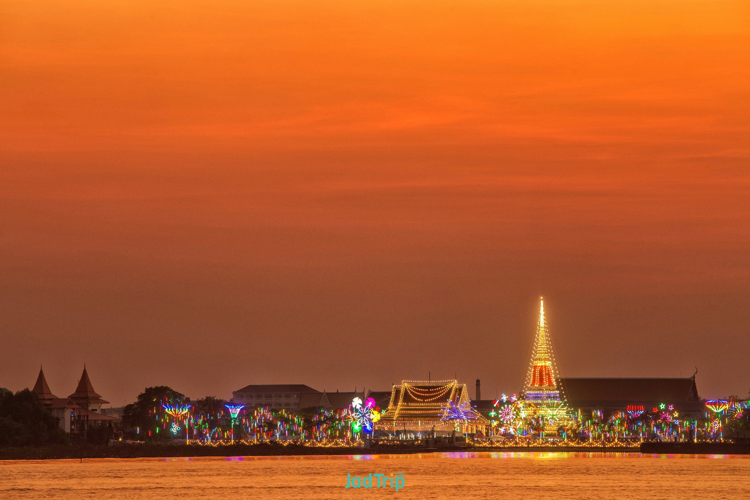 wat-phra-samut-chedi-with-lighting-river-chao-phraya-sunset-thailand.jpg