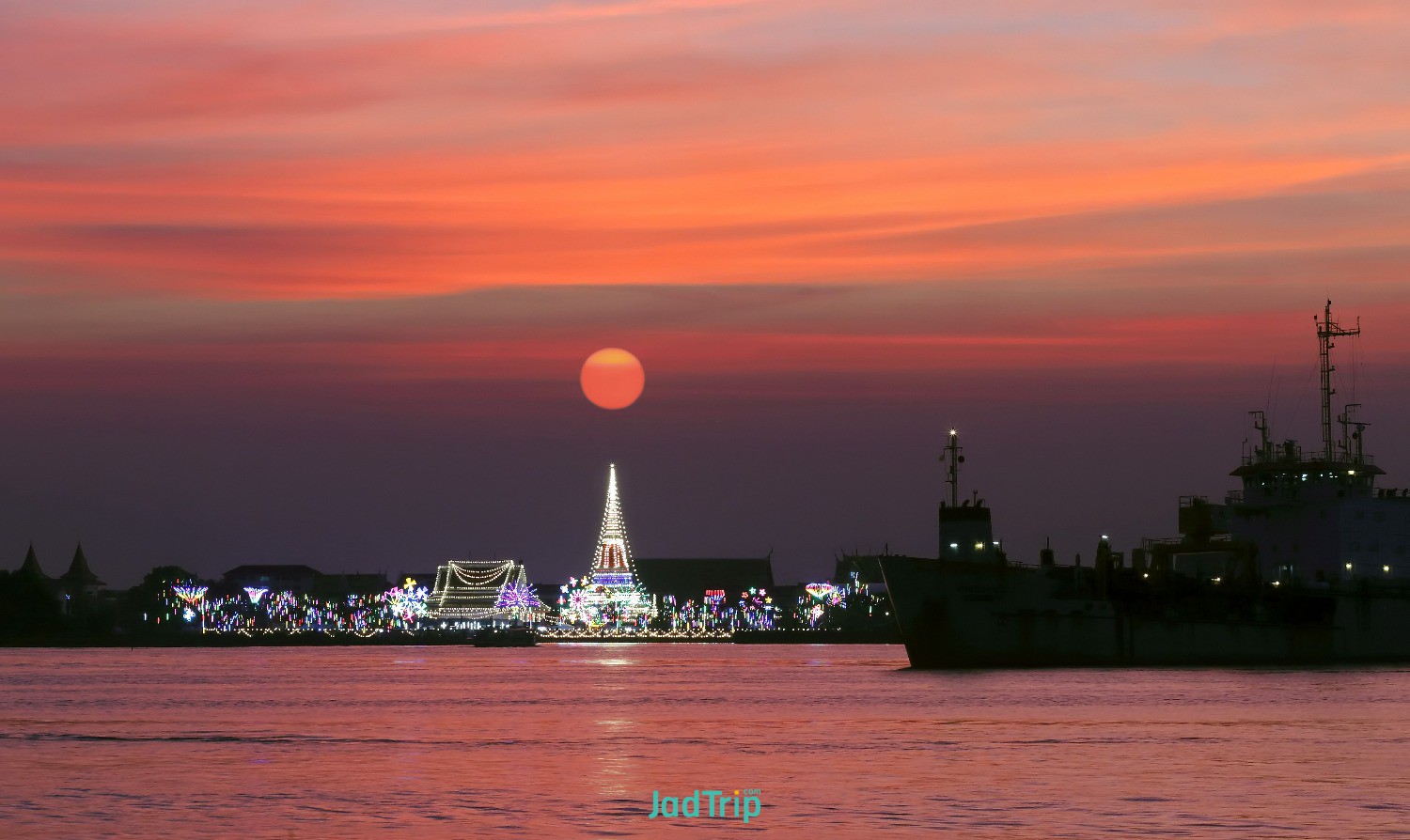 phra-samut-chedi-samut-prakan-thailand-sunset.jpg