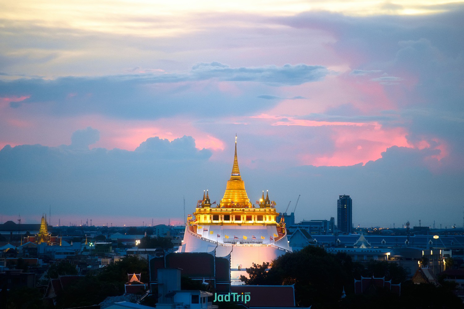 close-up-golden-mountain-bangkok-with-sunset.jpg