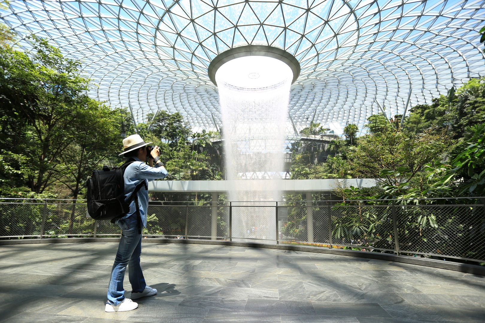 THE JEWEL CHANGI  น้ำตกยักษ์.jpg
