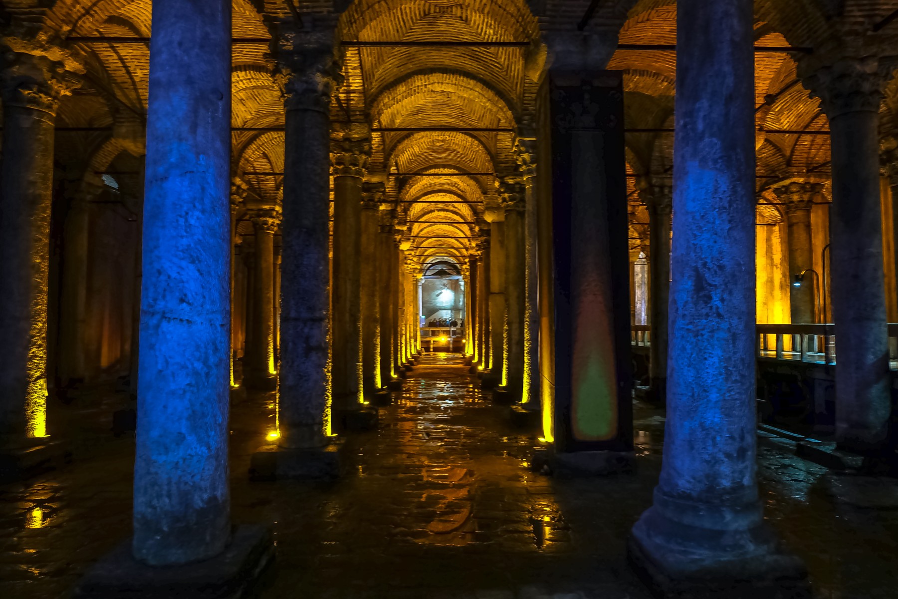 ชมอุโมงค์เก็บน้าใต้ดินเยเรบาตัน(Basilica Cistern) jadtrip (2).jpg