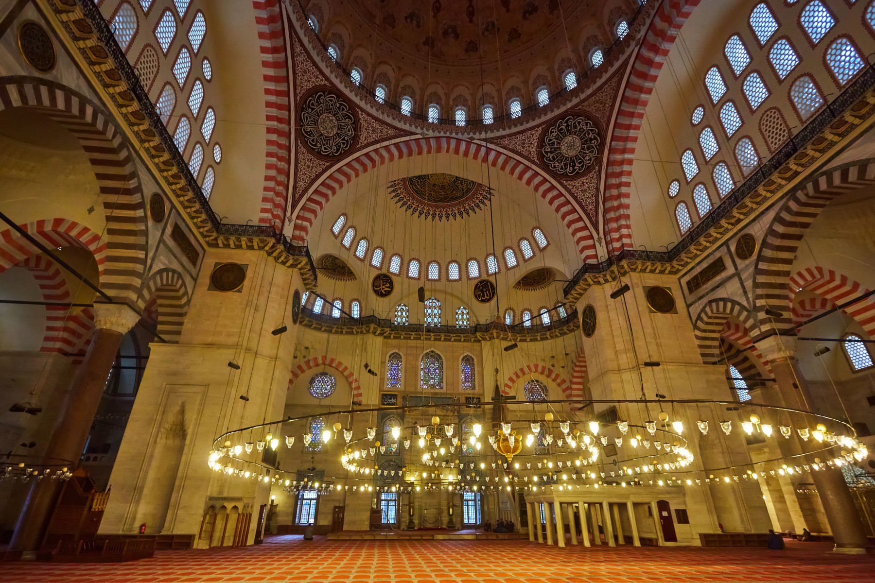 ตลาดในร่ม (Kapali Carsisi หรือ Covered Bazaar) หรือ แกรนด์บาซาร์(Grand Bazaar)jadtrip.jpg