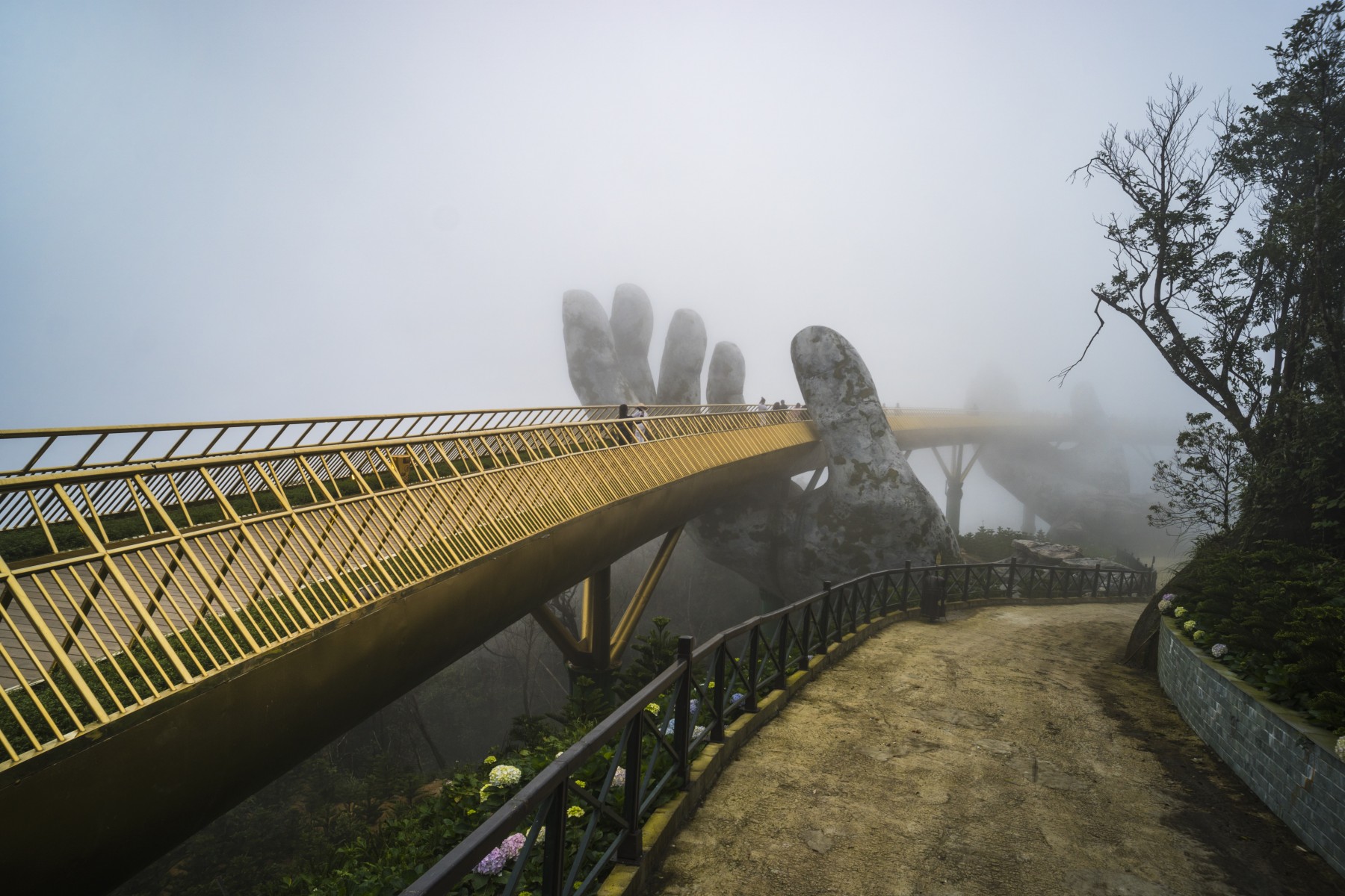 สะพานมือสีทอง_jadtrip (2).jpg