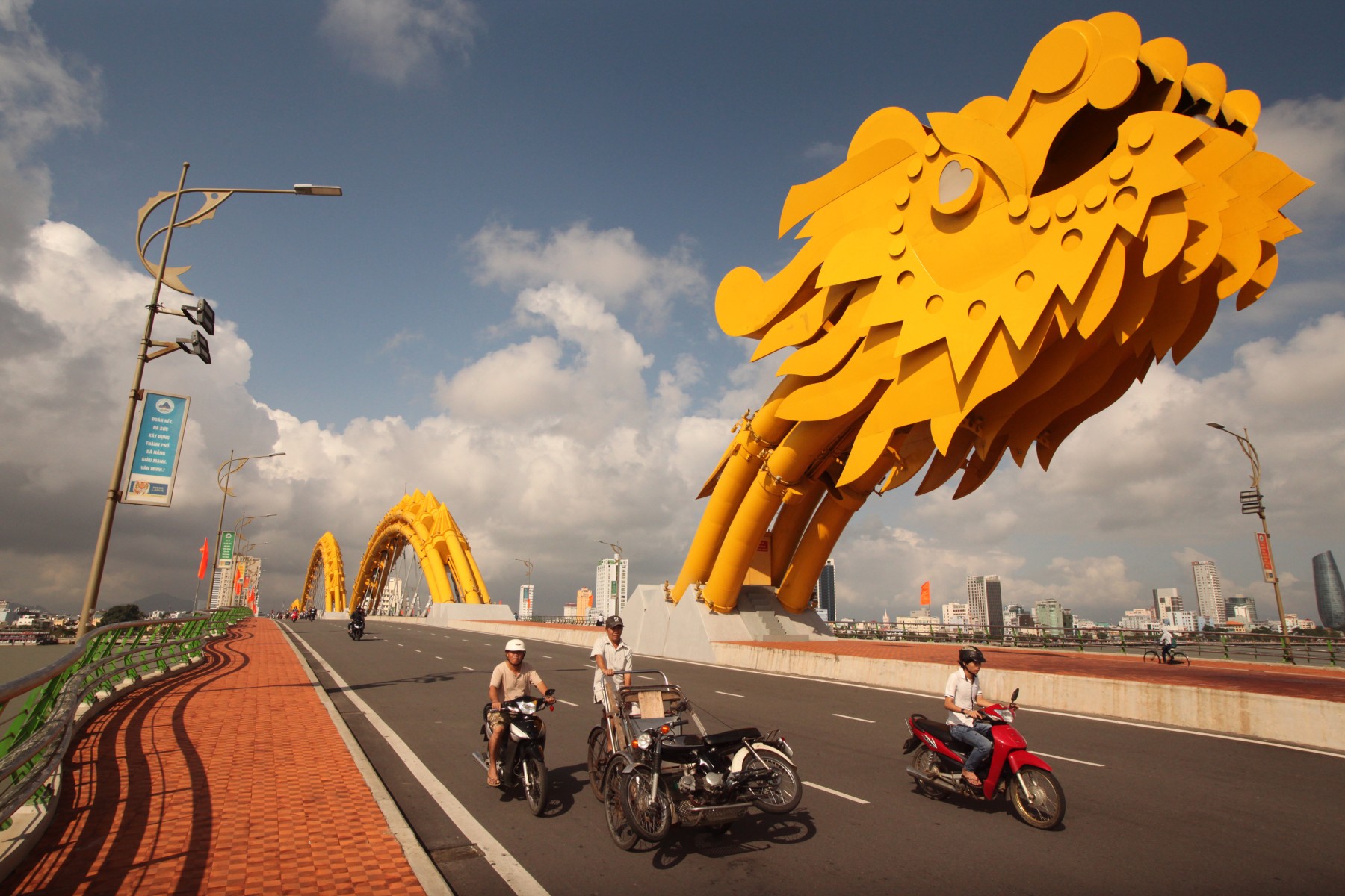 สะพานมังกร – สะพานแห่งความรักดานัง_jadtrip (2).jpg