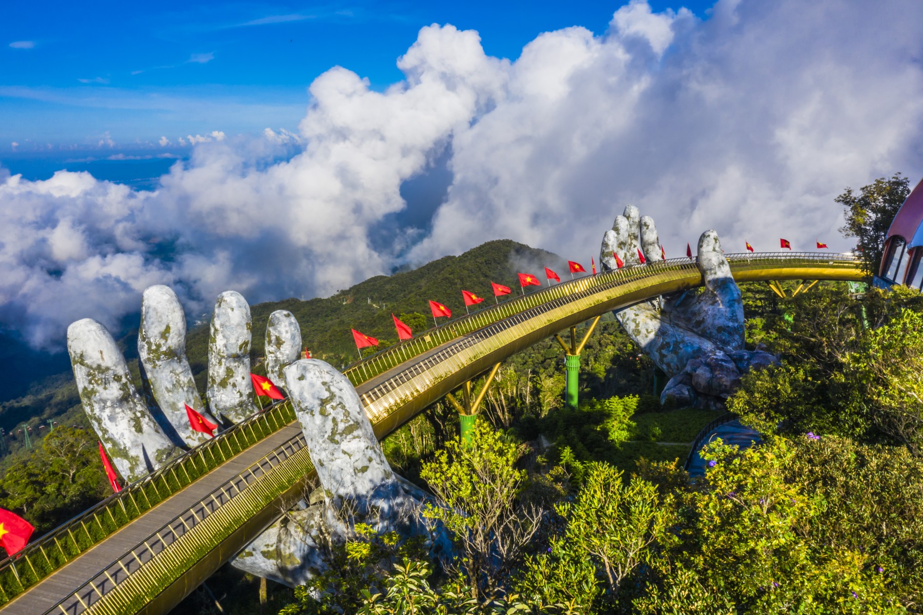 สะพานมือสีทอง_jadtrip.jpg