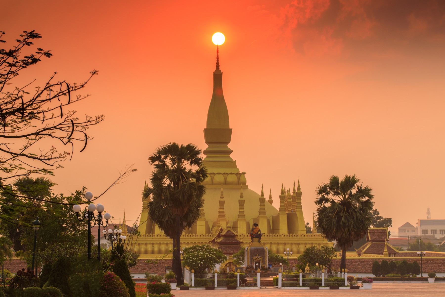 พระธาตุหลวง2_jadtrip.jpg