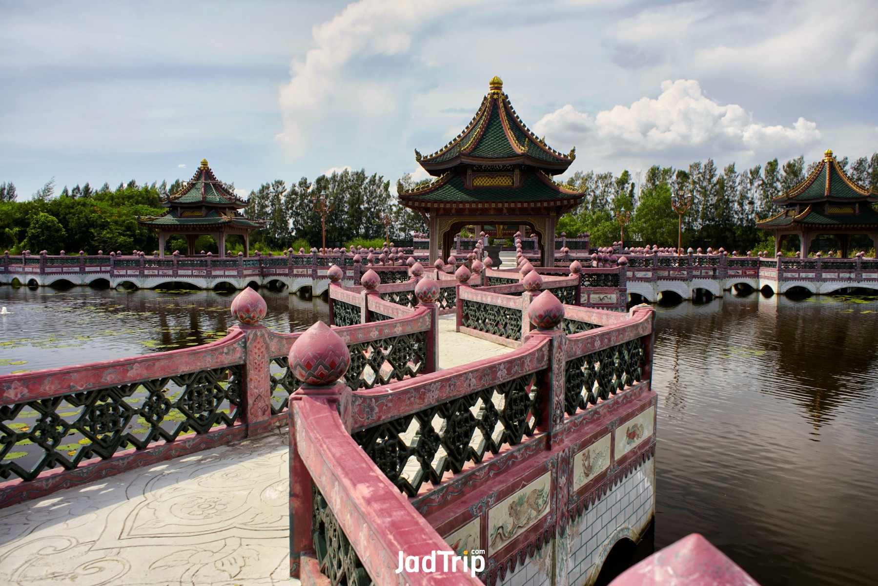 ancient-siam-ancient-city-muang-boran-park-view-sala-ramayana-water-bright-blue_.jpg