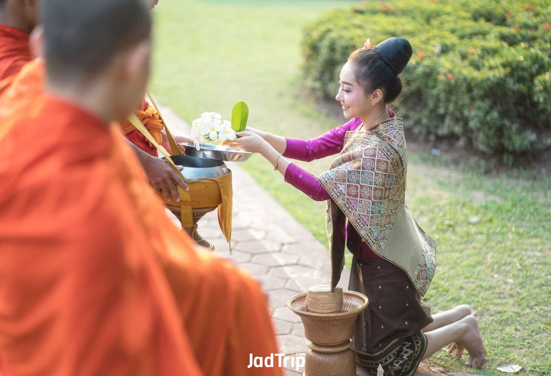 สงกรานต์ ประวัติ กิจกรรมประเพณีวันสงกรานต์jadtrip (1).jpg