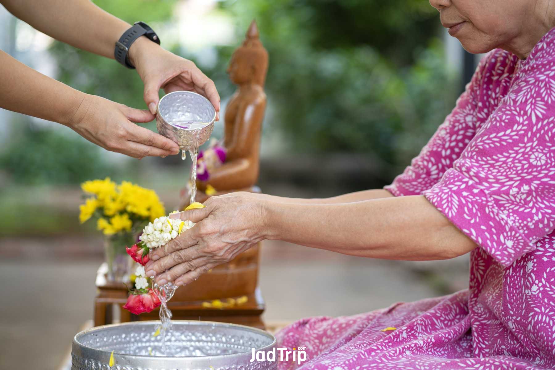 สงกรานต์ ประวัติ กิจกรรมประเพณีวันสงกรานต์jadtrip (21).jpg