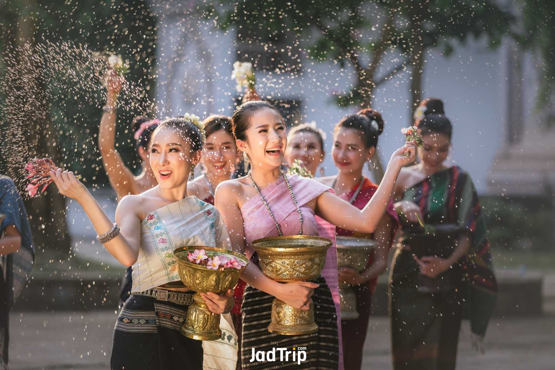 สงกรานต์ ประวัติ กิจกรรมประเพณีวันสงกรานต์jadtrip (10).jpg