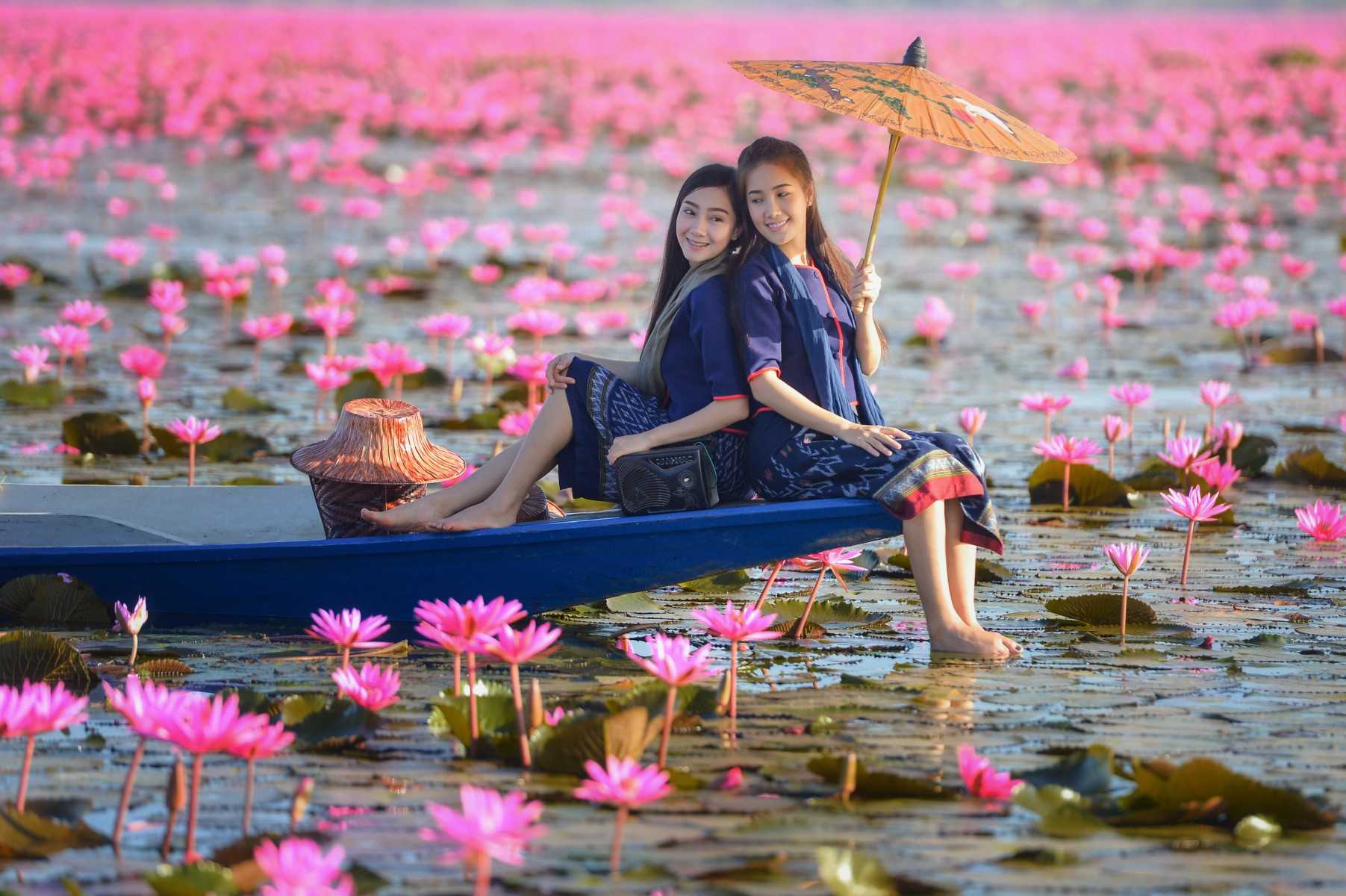 ทะเลบัวแดง ทะเลสาบหนองหาน อุดรธานี_jadtrip.jpg