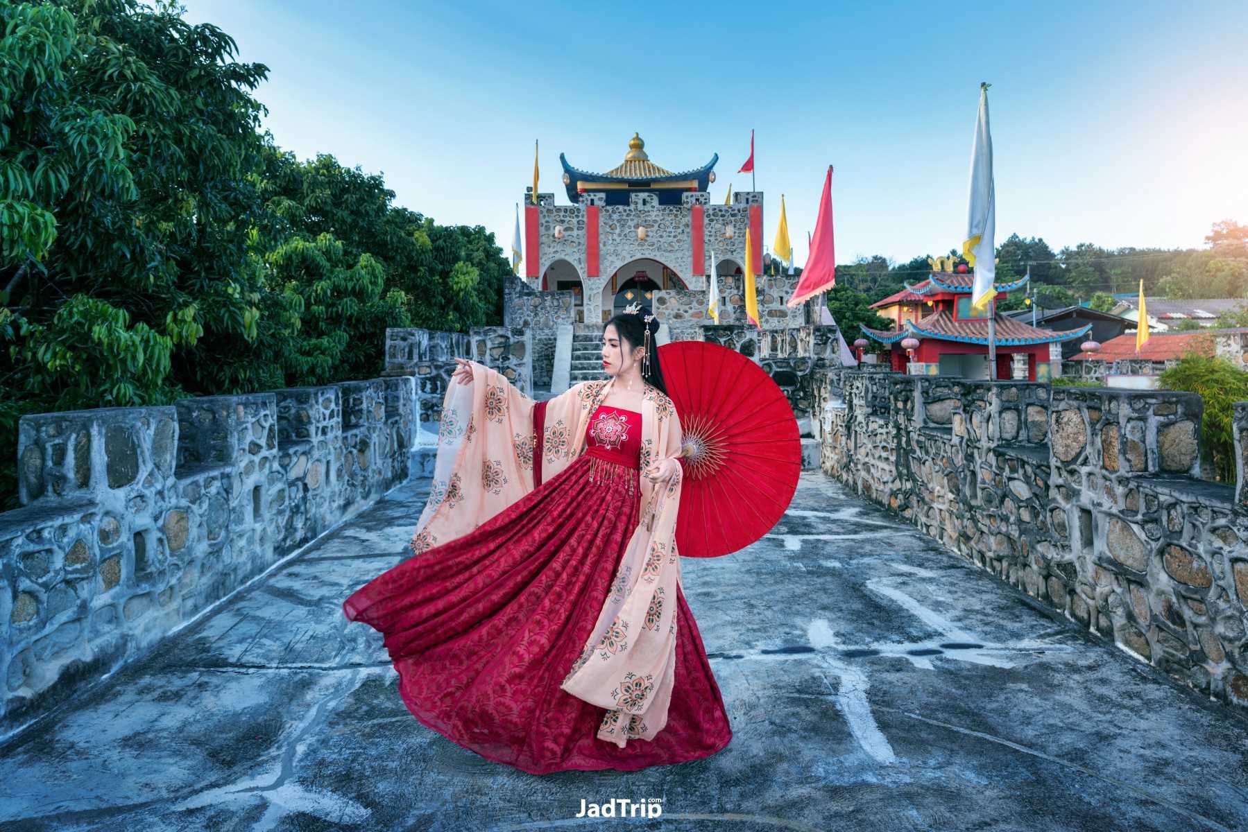 asian-woman-wearing-chinese-traditional-dress-baan-santichon-yunnan-chinese-cult.jpg