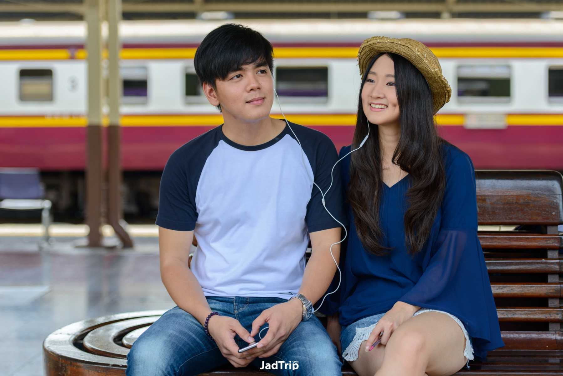 นั่งรถไฟ_jadtrip.jpg