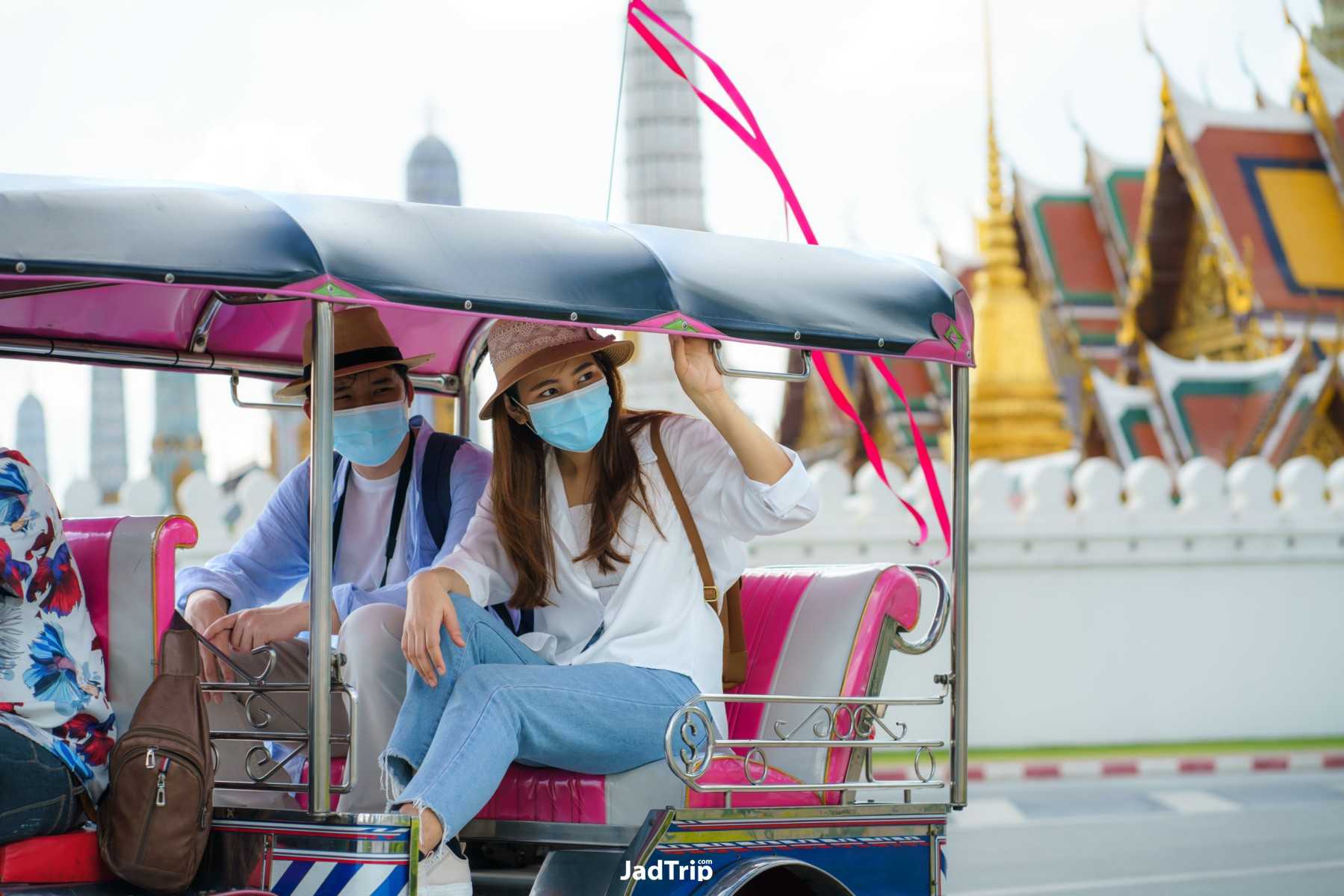 นั่งรถตุ๊กๆเที่ยวรอบกรุง_jadtrip.jpg
