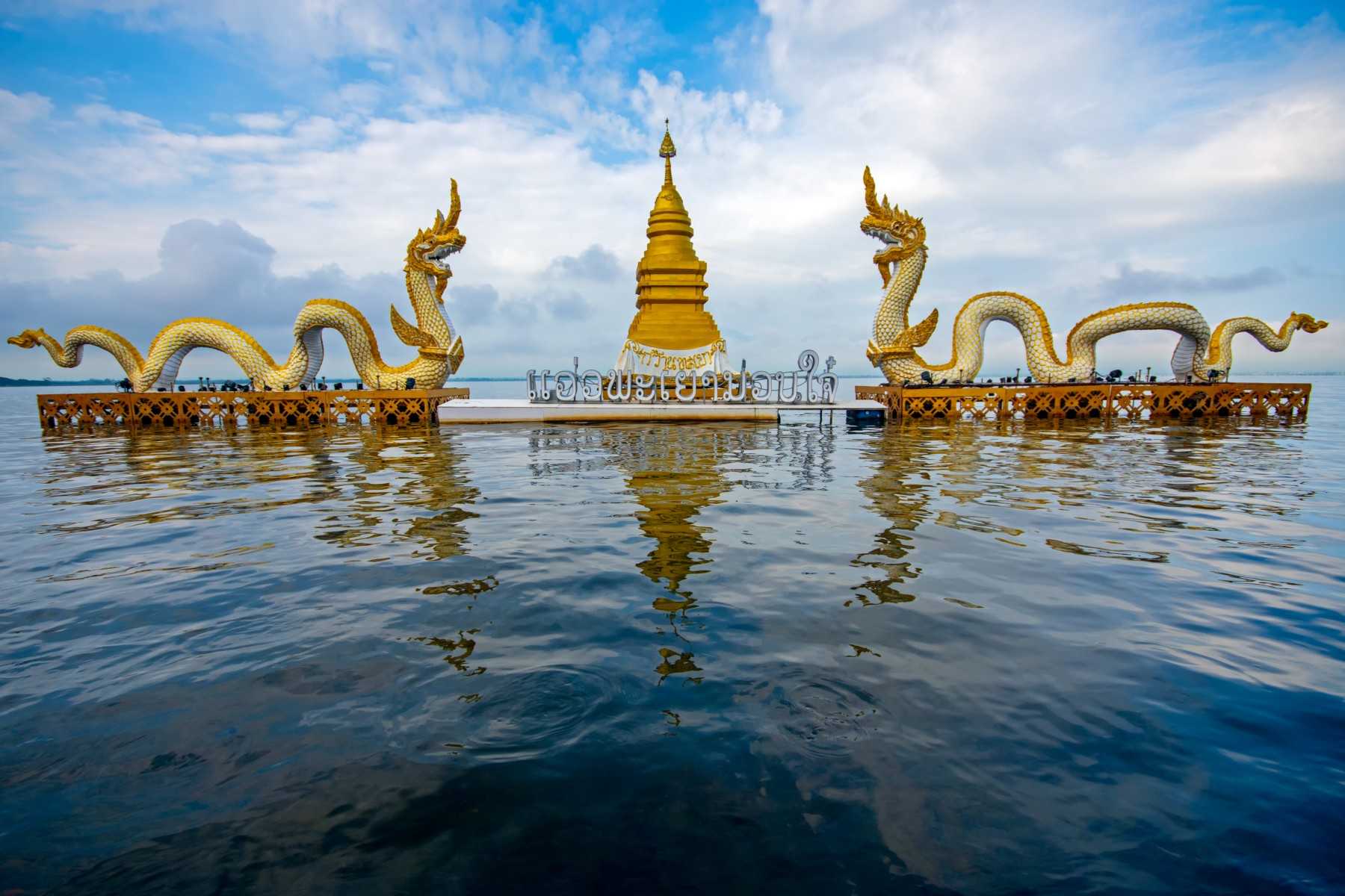 วัดติโลกอารามกลางกว๊านพะเยา พะเยา_jadtrip.jpg