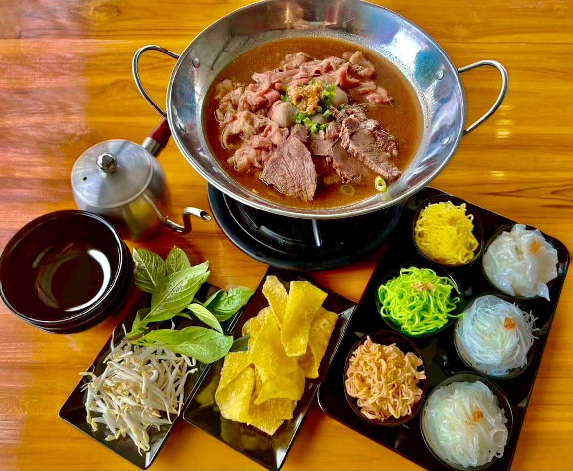 ก๋วยเตี๋ยวเรือจอมนาง เเละ วอเตอร์ฟอลคาเฟ่ ชลบุรี 1.jpg
