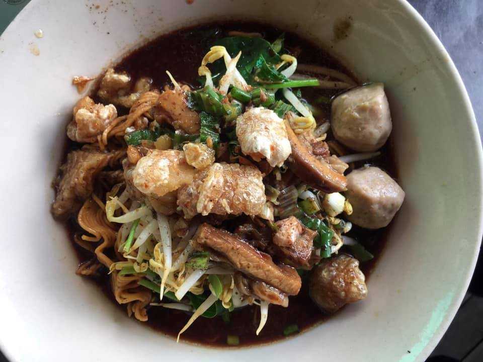ก๋วยเตี๋ยวเรือรังสิต ป้าน้อมเจ้าเก่า สาขา สะพานไม้.jpg