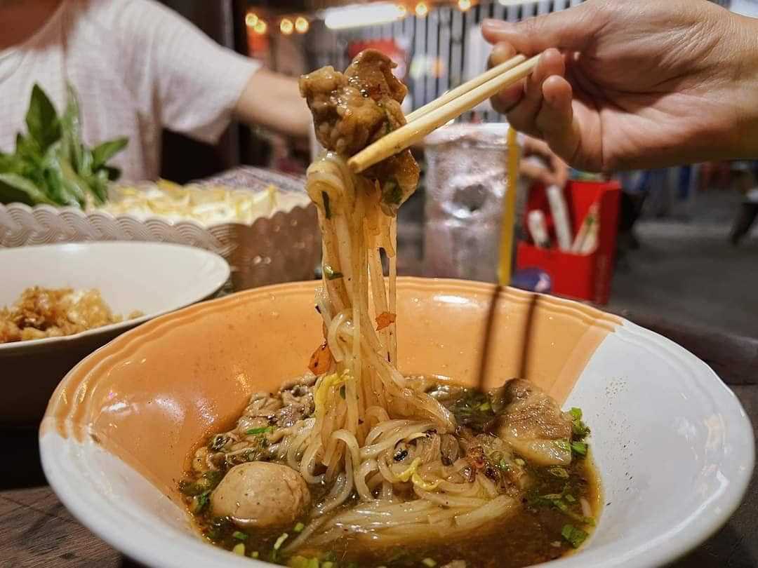 ก๋วยเตี๋ยวเที่ยงคืนปทุมธานี.jpg