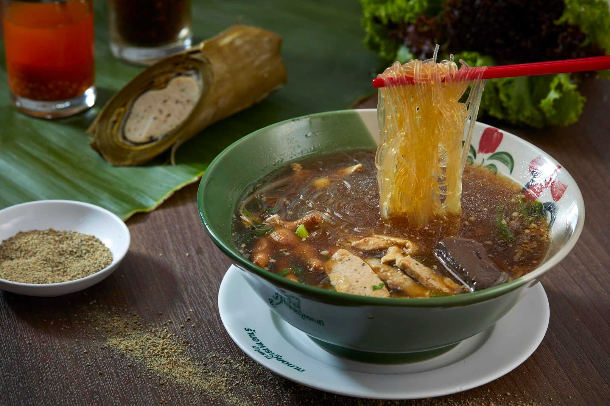 ร้านต้มเส้นตีนไก่.jpg