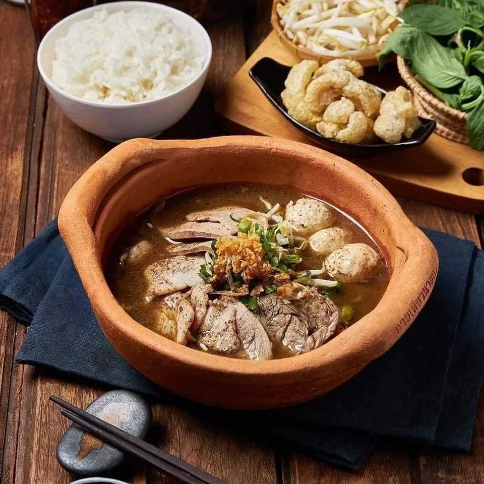 ก๋วยเตี๋ยวเรือหม้อดินนายกร สาขา521 ปทุมธานี บางเดื่อ.jpg