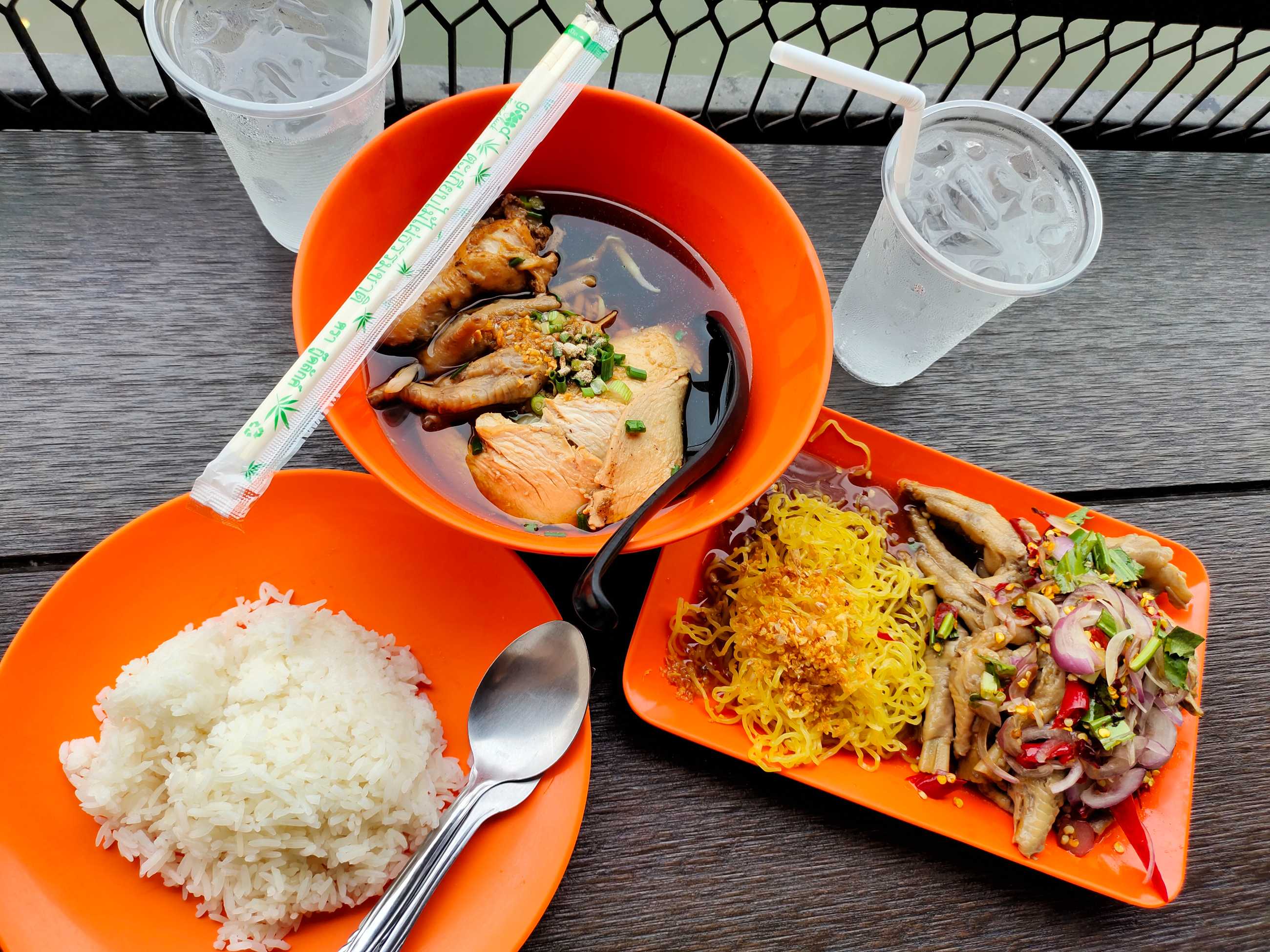 ร้านก๋วยเตี๋ยวเต็มตีน ก๋วยเตี๋ยวเจี๊ยบเชิญยิ้ม (13).jpg