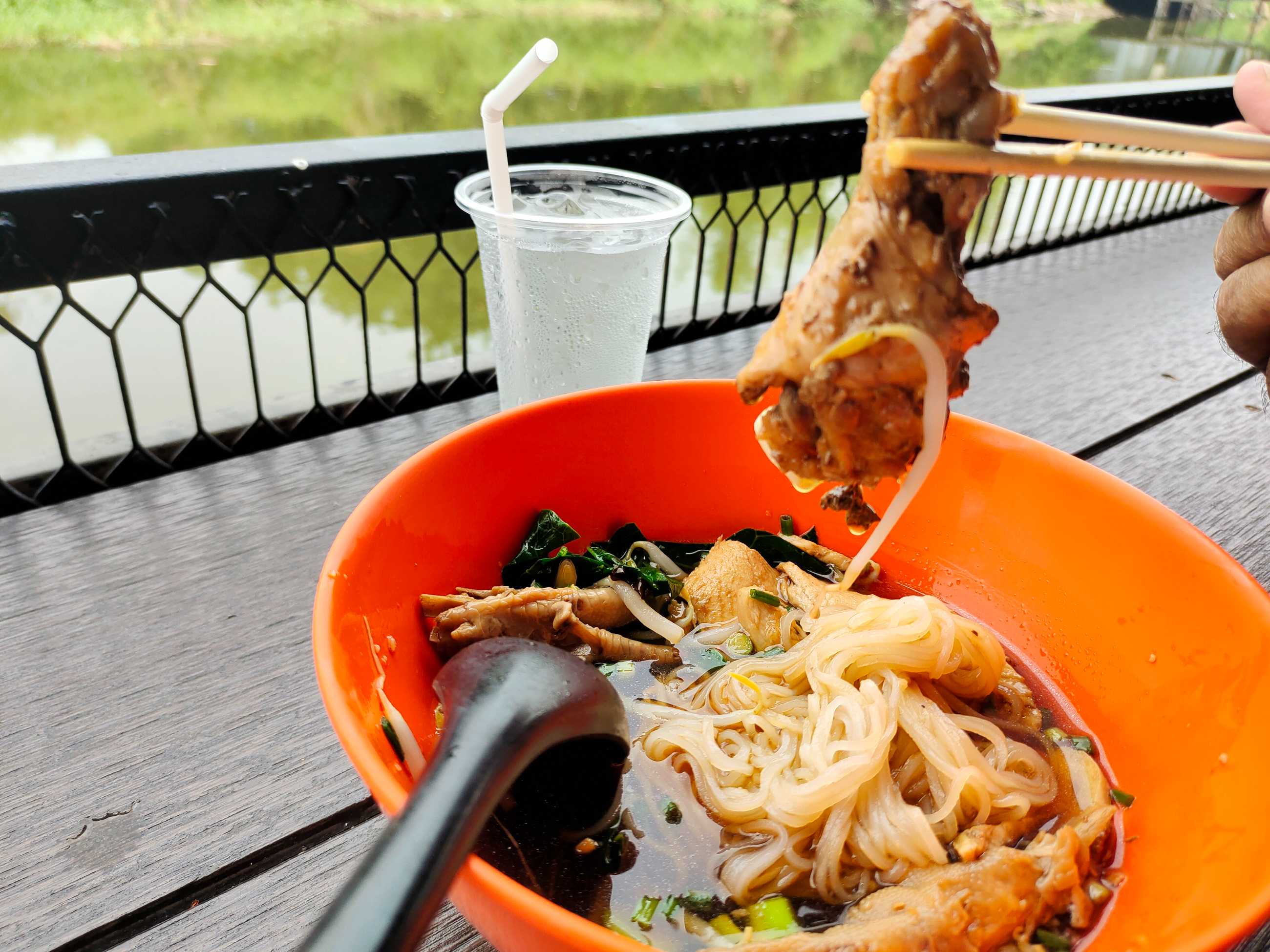 ร้านก๋วยเตี๋ยวเต็มตีน ก๋วยเตี๋ยวเจี๊ยบเชิญยิ้ม (32).jpg