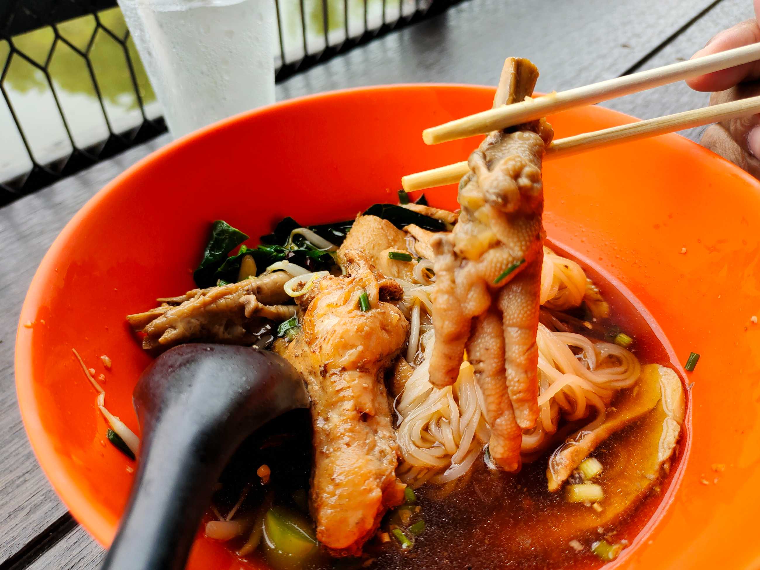 ร้านก๋วยเตี๋ยวเต็มตีน ก๋วยเตี๋ยวเจี๊ยบเชิญยิ้ม (33).jpg