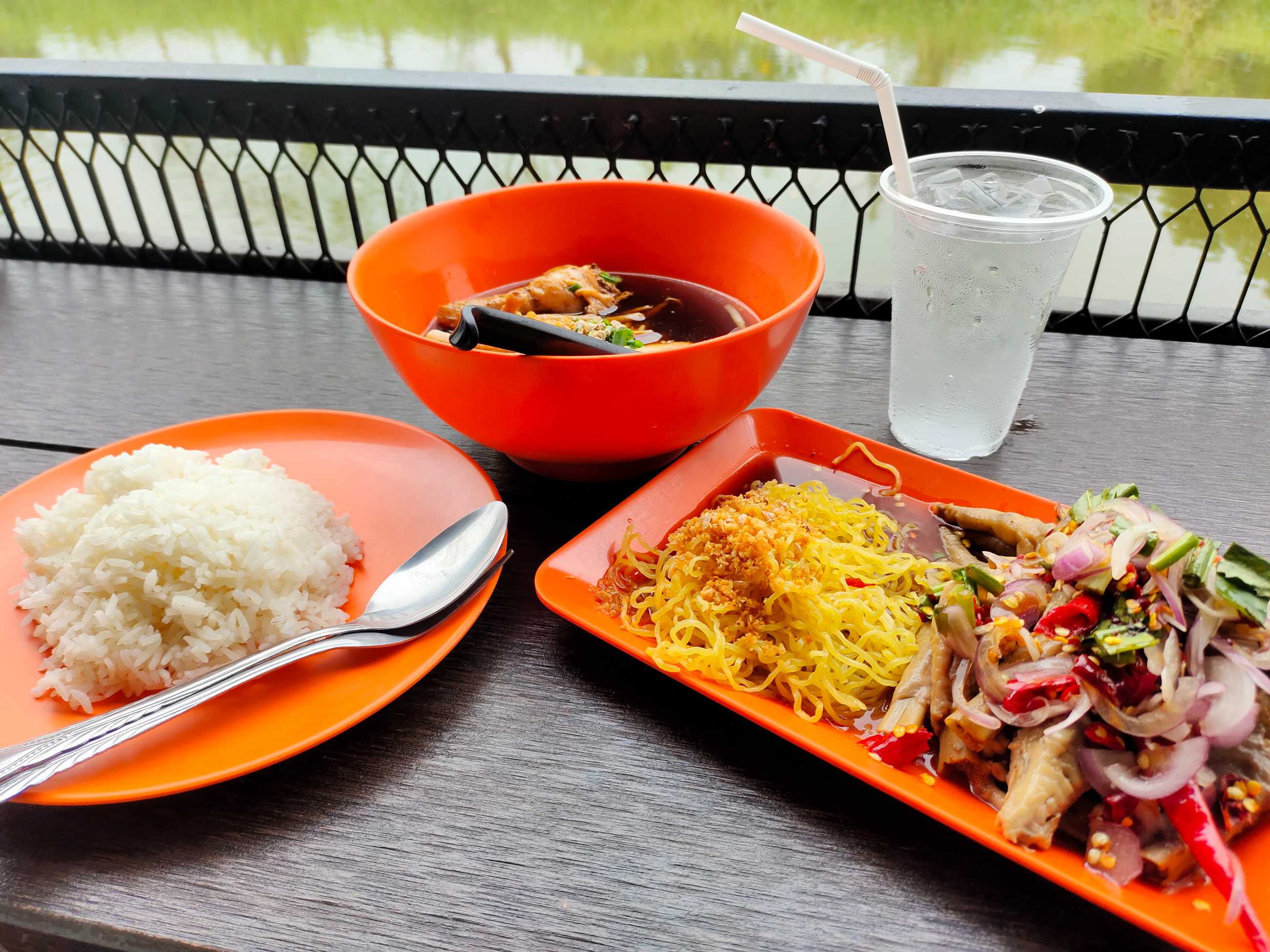 ร้านก๋วยเตี๋ยวเต็มตีน ก๋วยเตี๋ยวเจี๊ยบเชิญยิ้ม (16).jpg