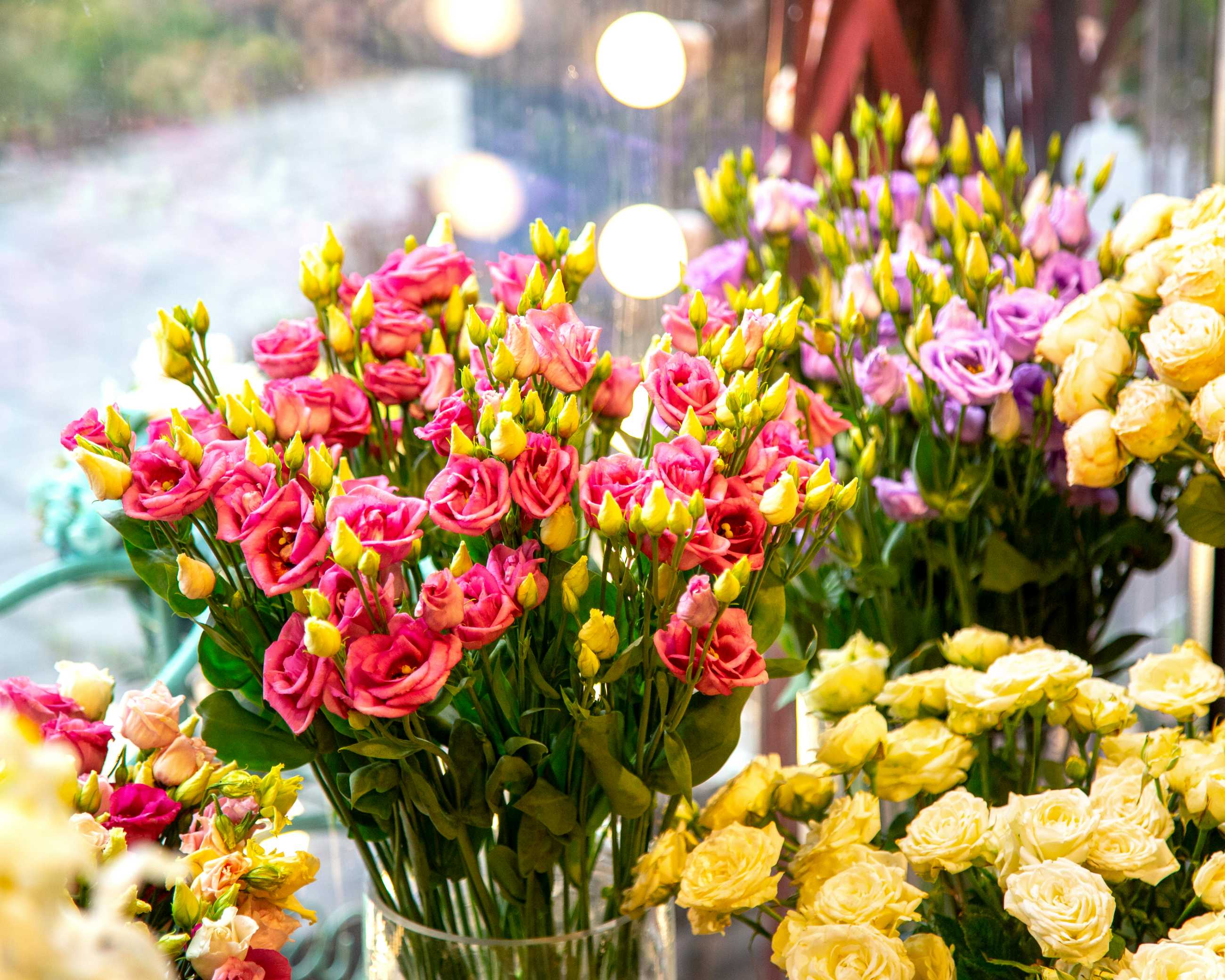 side-view-pink-color-spray-roses-bouquet-glass-vase.jpg