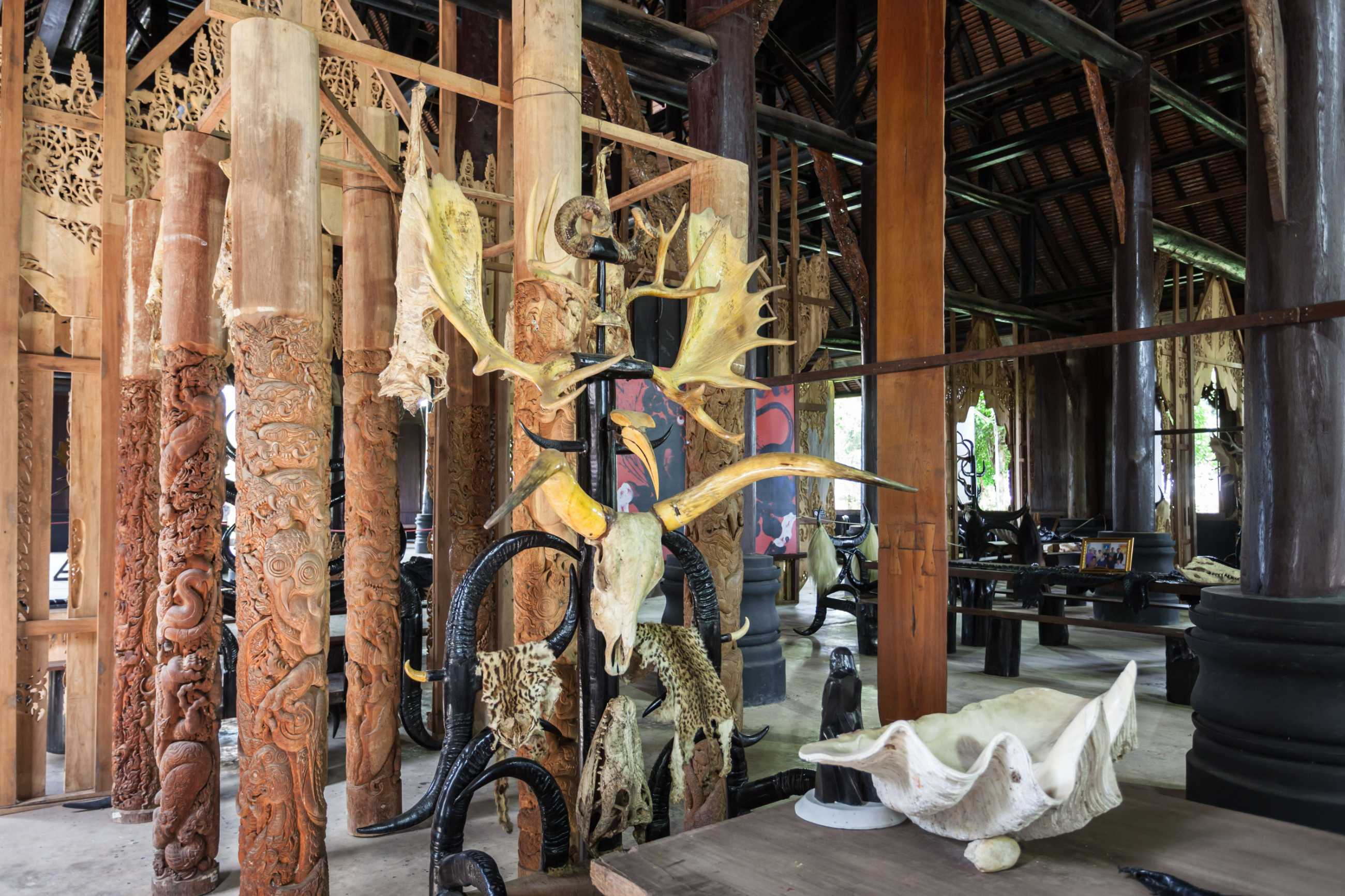 chiang-rai-thailand-november-05-2014-baan-dam-museum-interior_แปลงไฟล์.jpg